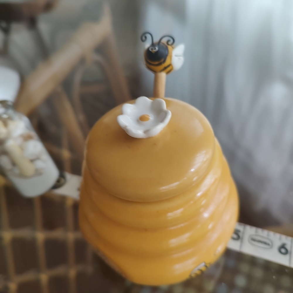 Honey Miel Ceramic Beehive Shaped Jar Pot w/ Lid & Wood Bumble Bee Dipper 3 1/4”
